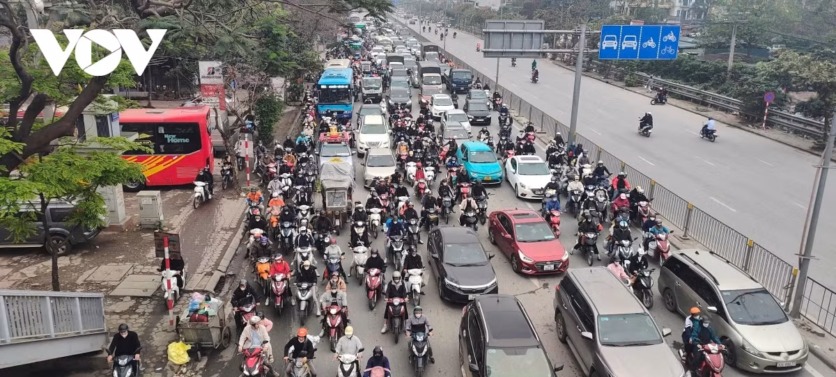 Các phương tiện phải nối đuôi nhau di chuyển khó khăn từ Bến xe Nước ngầm đến ngã tư Ngọc Hồi.