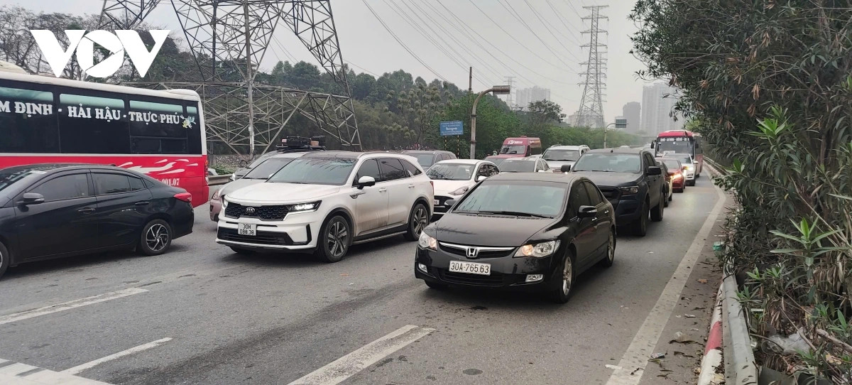 Lượng xe đổ dồn về các cửa ngõ Thủ đô mỗi lúc một tăng. Ghi nhận tuyến cao tốc Pháp Vân – Cầu Giẽ về Hà Nội, mật độ phương tiện tăng cao, ùn nhẹ khi gặp đèn đỏ còn không bị tắc nghẽn.
