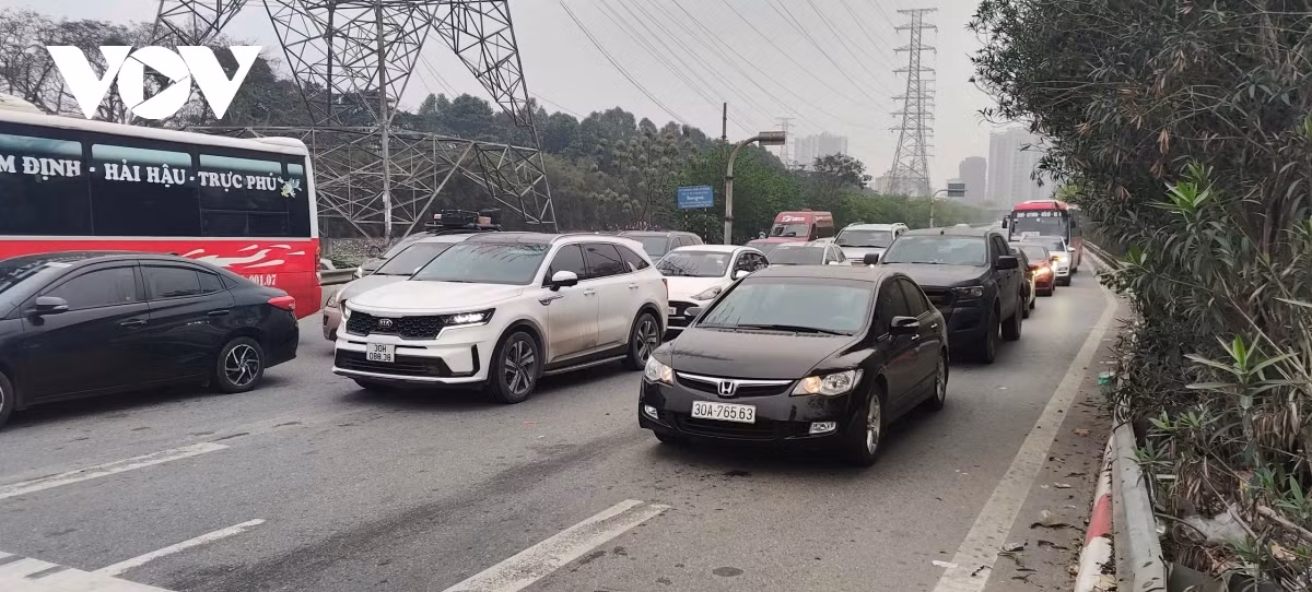 Lượng xe đổ dồn về các cửa ngõ Thủ đô mỗi lúc một tăng. Ghi nhận tuyến cao tốc Pháp Vân – Cầu Giẽ về Hà Nội, mật độ phương tiện tăng cao, ùn nhẹ khi gặp đèn đỏ còn không bị tắc nghẽn.