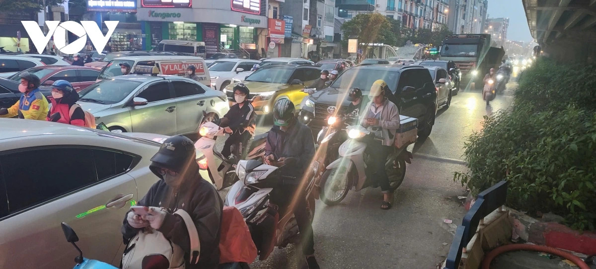 Đường Khuất Duy Tiến, đường vành đai 3 trên cao cũng ghi nhận ùn ứ khi có đèn tín hiệu giao thông, không bị ách tắc kéo dài.