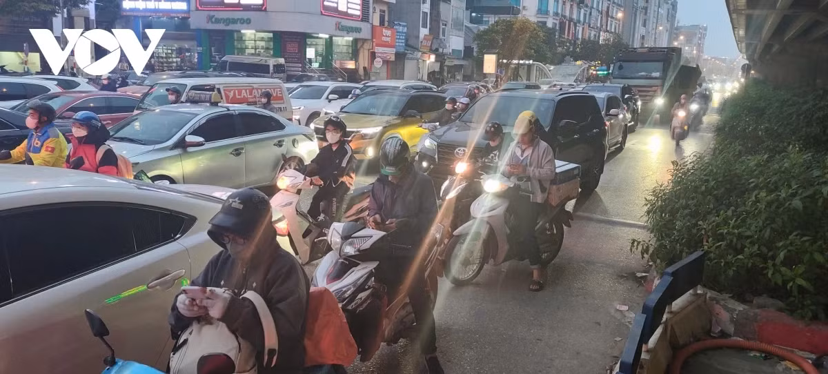 Đường Khuất Duy Tiến, đường vành đai 3 trên cao cũng ghi nhận ùn ứ khi có đèn tín hiệu giao thông, không bị ách tắc kéo dài.