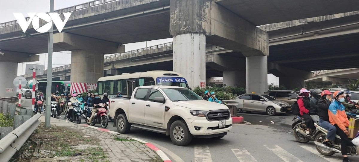 Các lối lên xuống đường trên cao trong tình trạng ùn ứ nhẹ.