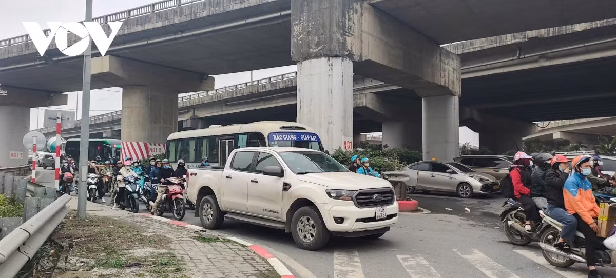 Các lối lên xuống đường trên cao trong tình trạng ùn ứ nhẹ.
