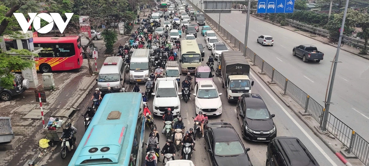 Cac cua ngo Ha Noi dong duc sau ky nghi le Gio To Hung Vuong