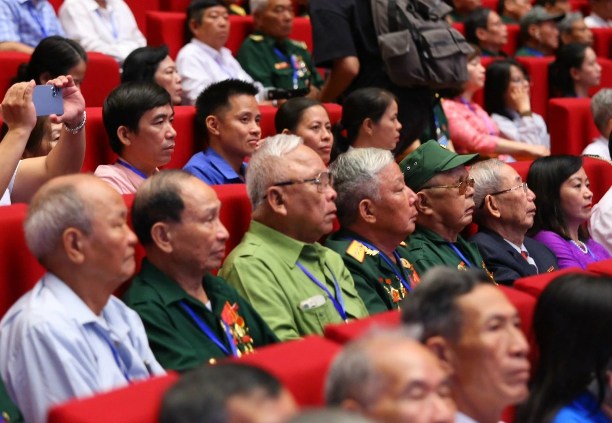 Chu tich nuoc quyet dinh tang qua nguoi co cong dip 30/4