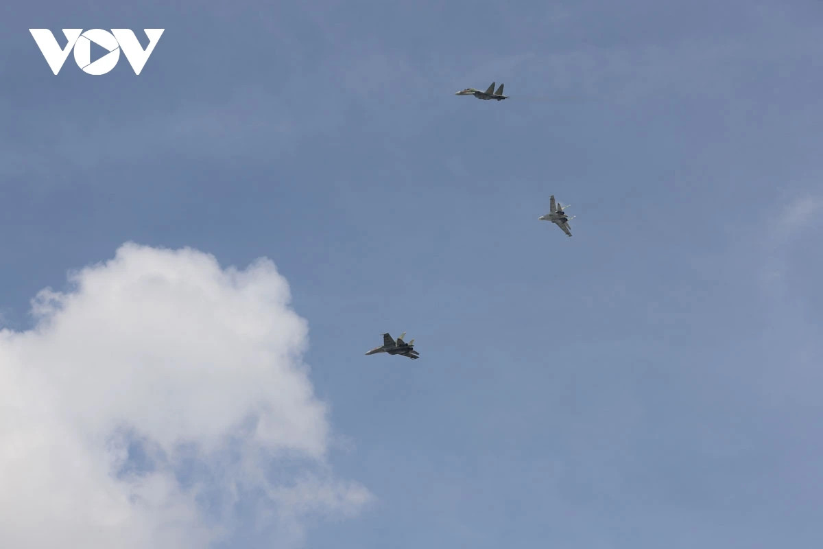 Đối với đội hình tiêm kích Yak130 và Su-30MK2, ngoài bay theo đội hình thì còn thực hiện nhào lộn, khoan mây.