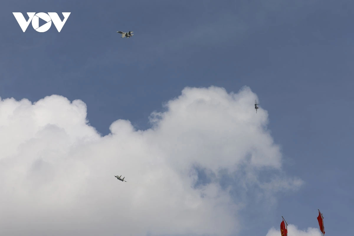 Biên đội Su-30MK2 bay thành đội hình 3-4 chiếc với nhiều động tác nhào lộn, xoay vòng