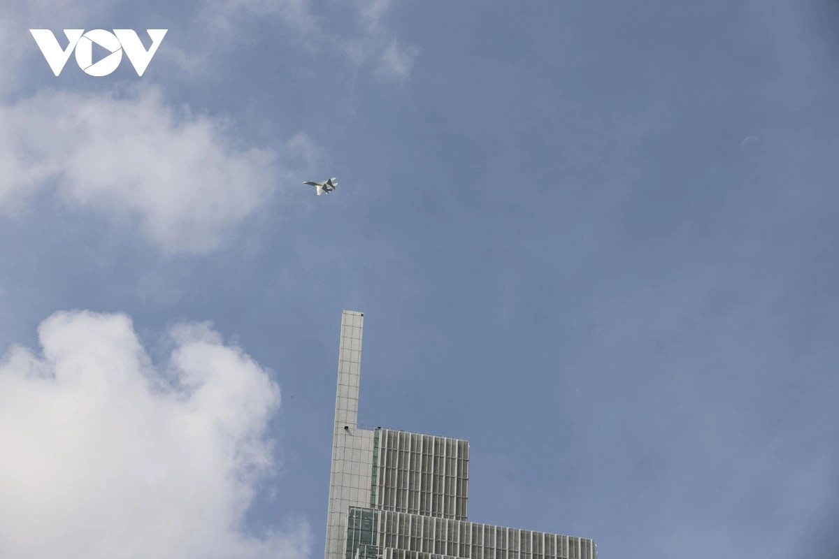 Màn tách đôi của một máy bay trình diễn trên bầu trời TP.HCM sáng nay