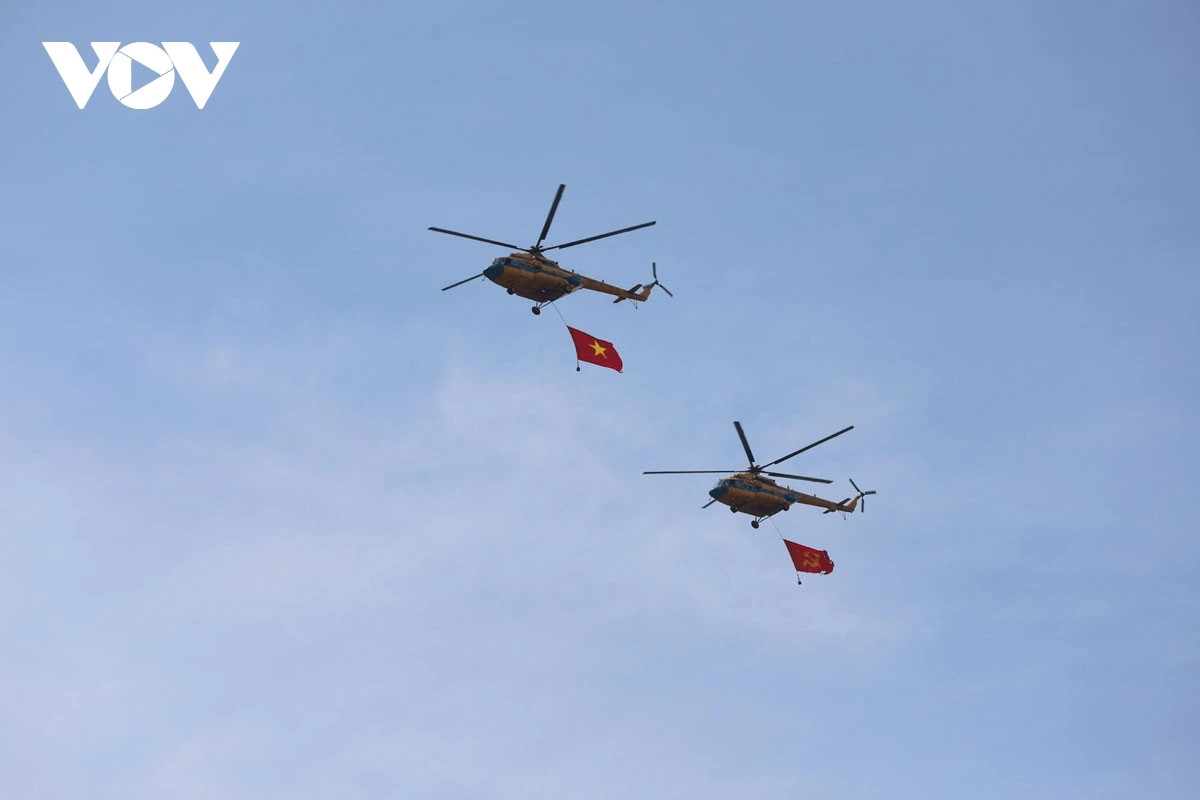 Trực thăng kéo cờ bay qua khu vực bến Bạch Đằng