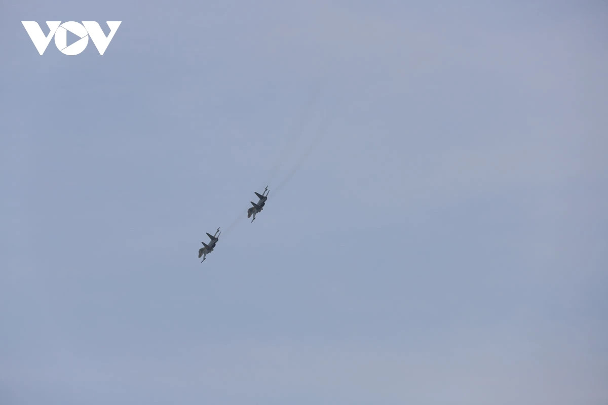 Su-30MK2 và Yak-130 trình diễn nhiều màn bay phức tạp, bao gồm bay đội hình mũi tên, bay hình chữ V và các pha kỹ thuật điêu luyện