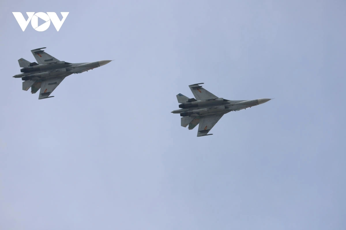 Để giữ vững đội hình, các phi công phải phối hợp tác chiến chặt chẽ