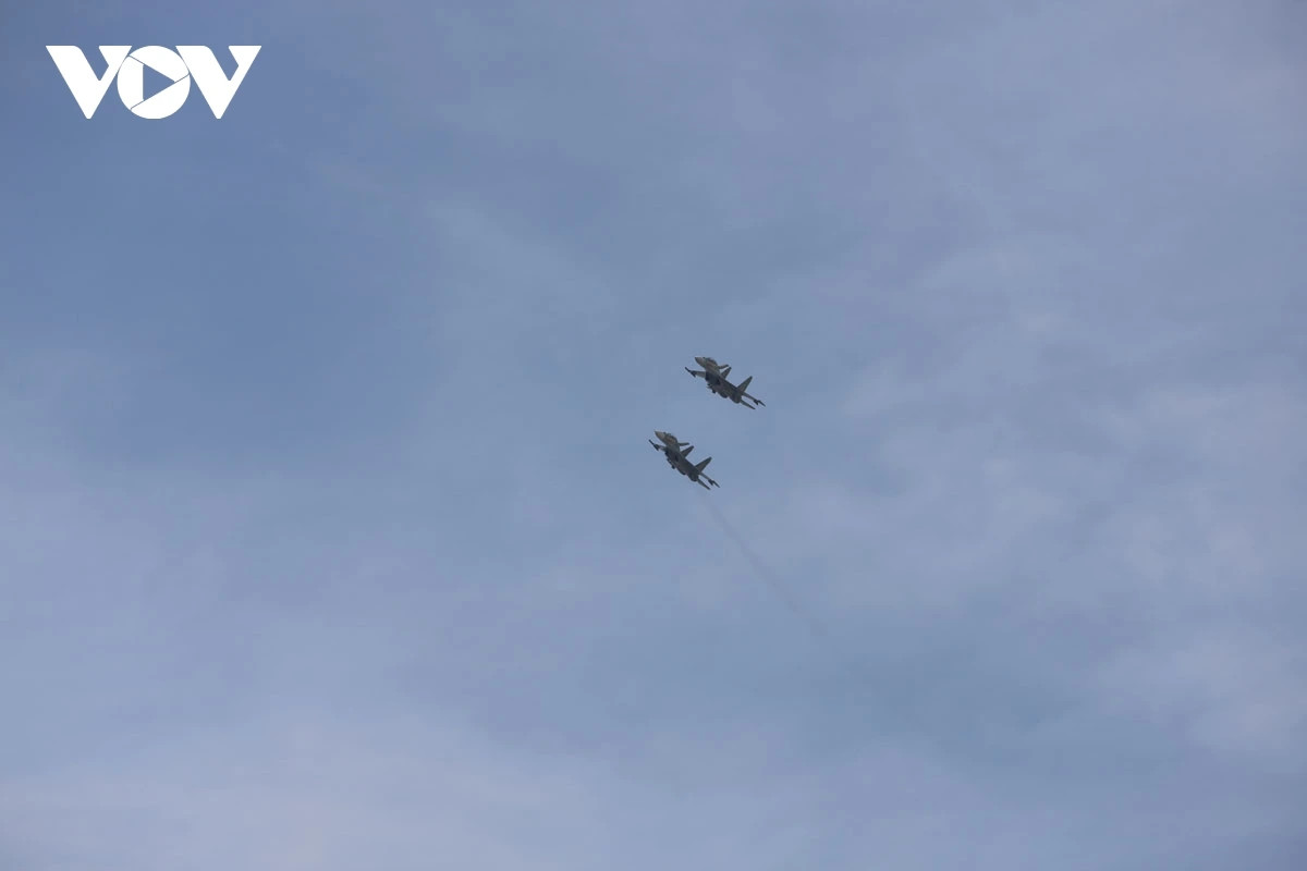 Các phi công hiệp đồng phối hợp nhuần nhuyễn, thực hiện kỹ thuật bay trình diễn từ đơn giản đến phức tạp