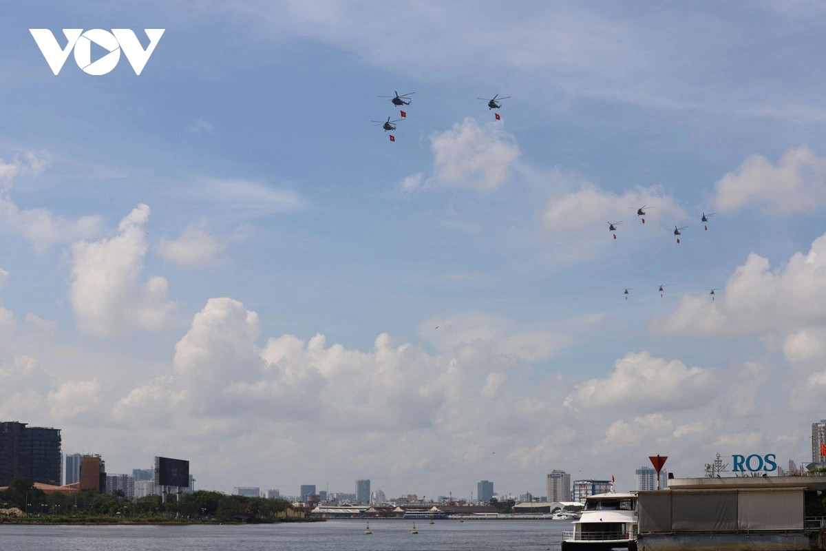 Trong sáng nay, biên đội bay trực thăng cũng thực hiện màn trình diễn kéo cờ vào trung tâm TP.HCM