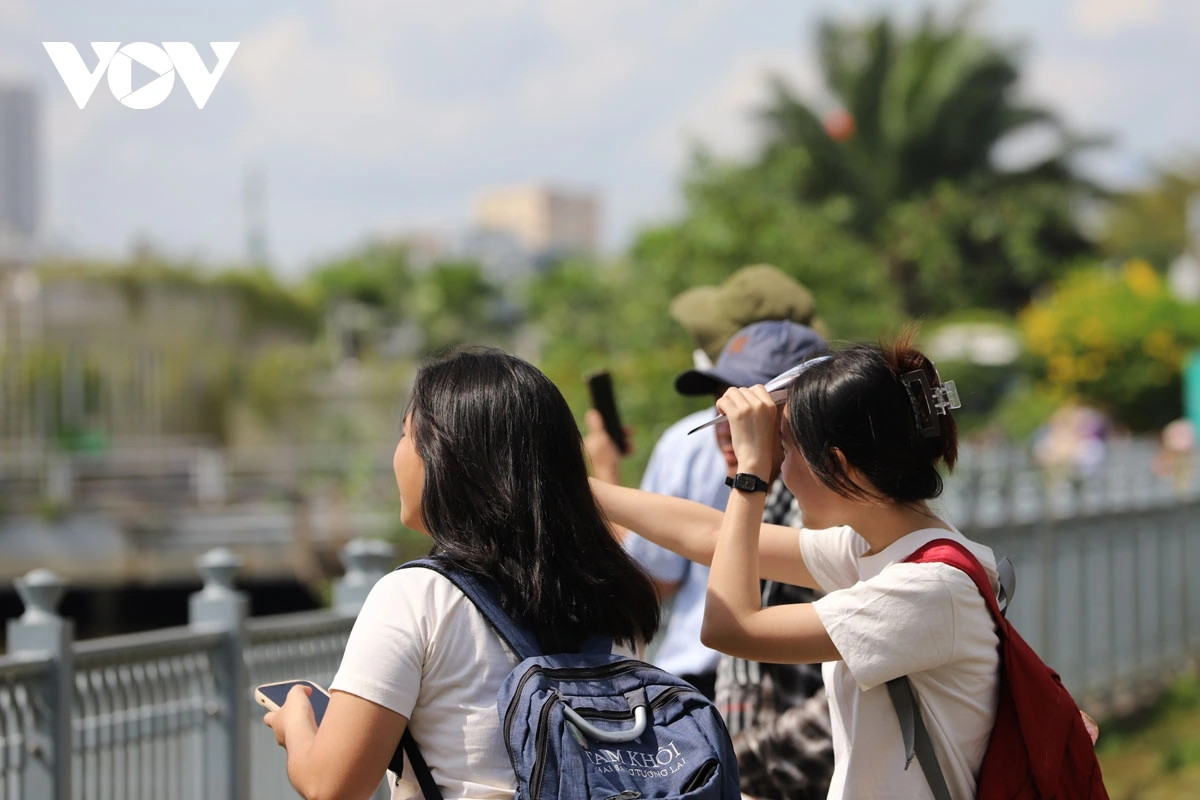 Các màn trình diễn máy bay khiến người dân rất thích thú