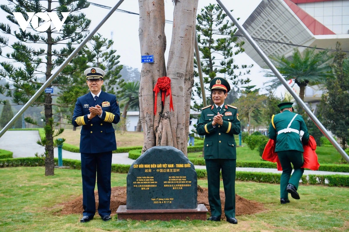 Đại tướng Phan Văn Giang và Thượng tướng Đổng Quân trồng cây lưu niệm