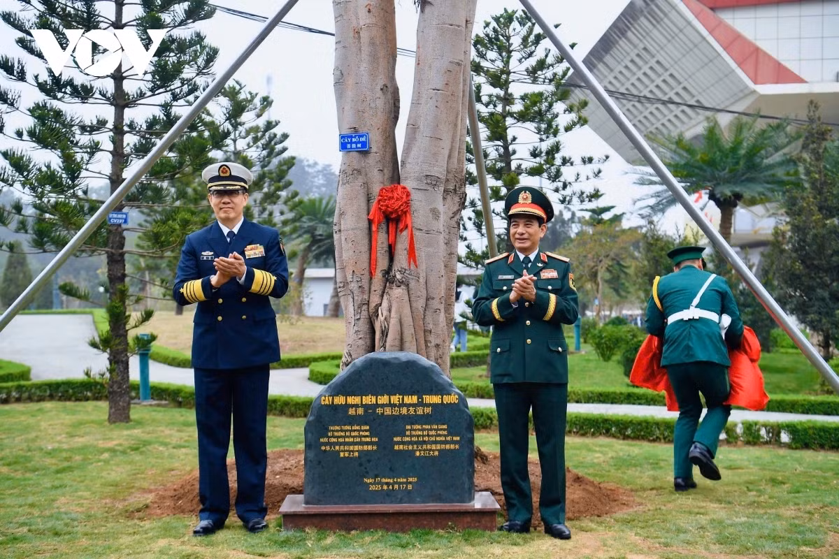 Đại tướng Phan Văn Giang và Thượng tướng Đổng Quân trồng cây lưu niệm