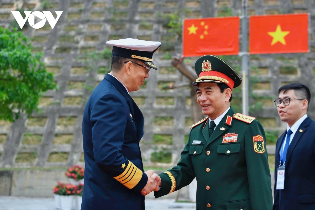 Sáng nay (17/4), sự kiện Giao lưu hữu nghị biên giới quốc phòng Việt Nam – Trung Quốc lần thứ 9 tiếp tục diễn ra với các hoạt động tại tỉnh Lạng Sơn, Việt Nam. Ngay từ sáng sớm, tại cửa khẩu Quốc tế Hữu Nghị (Lạng Sơn), Nhân dân và Quân đội Việt Nam đã chào đón đoàn lãnh đạo cấp cao Bộ Quốc phòng Trung Quốc chính thức sang Việt Nam bắt đầu tham gia các hoạt động giao lưu ý nghĩa.