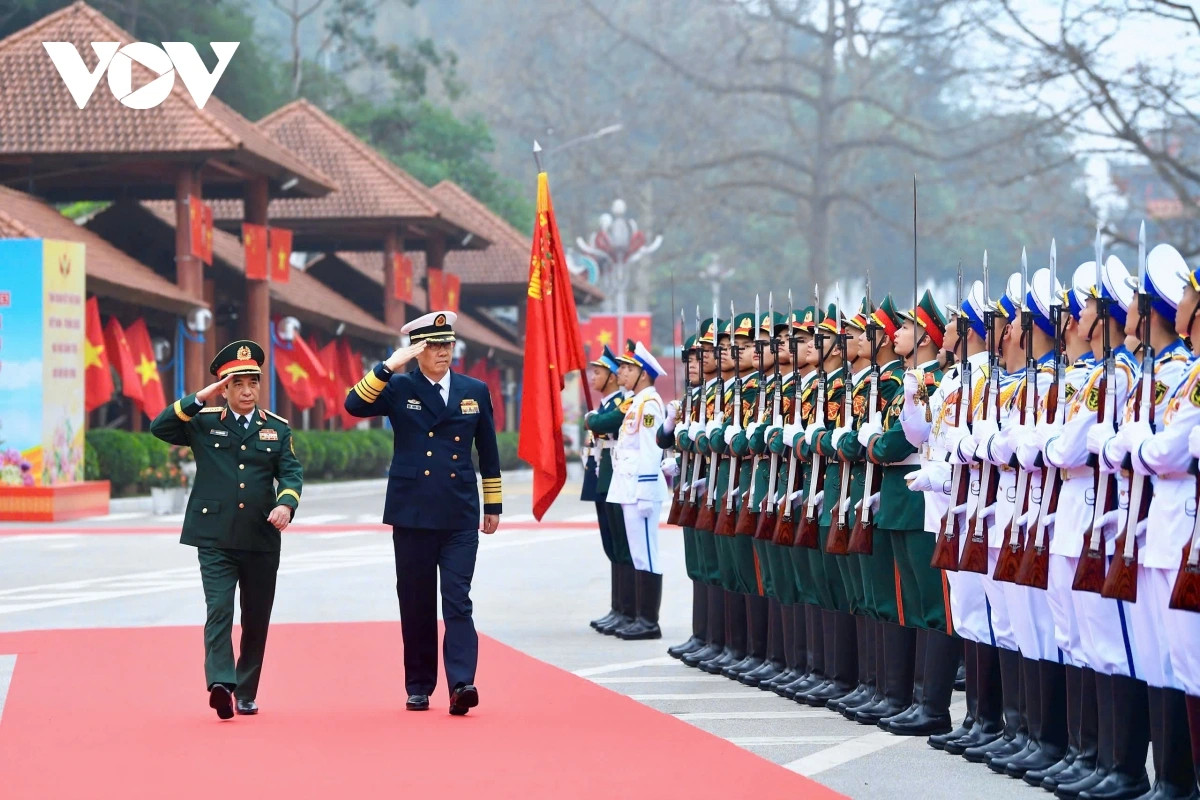 2 Bộ trưởng tham dự các hoạt động chính trong chương trình Giao lưu tại Việt Nam: Trồng cây hữu nghị; thăm trường Tiểu học Đồng Đăng; thăm Đồn Biên phòng cửa khẩu quốc tế Hữu Nghị (BĐBP Lạng Sơn); tham quan Công viên Logistics của Tập đoàn Công nghiệp -Viễn thông Quân đội (Viettel). Hai bên sẽ tiến hành hội đàm và dự kiến ký kết một số văn kiện hợp tác trong khuôn khổ Giao lưu. Ảnh: Hai Bộ trưởng duyệt đội danh dự Quân đội nhân dân Việt Nam