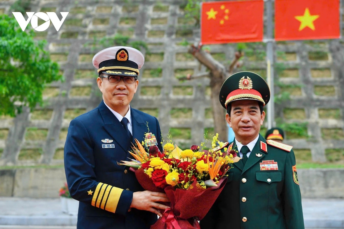 Đại tướng Phan Văn Giang, Bộ trưởng Bộ Quốc phòng Việt Nam đón Thượng tướng Đổng Quân, Bộ trưởng Bộ Quốc phòng Trung Quốc tại khu vực đường phân định biên giới Việt Nam – Trung Quốc.