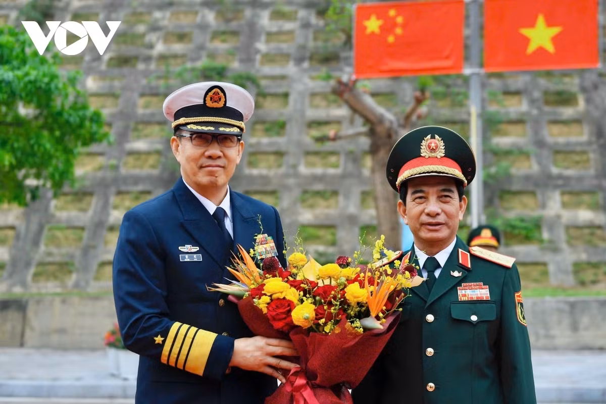 Đại tướng Phan Văn Giang, Bộ trưởng Bộ Quốc phòng Việt Nam đón Thượng tướng Đổng Quân, Bộ trưởng Bộ Quốc phòng Trung Quốc tại khu vực đường phân định biên giới Việt Nam – Trung Quốc.