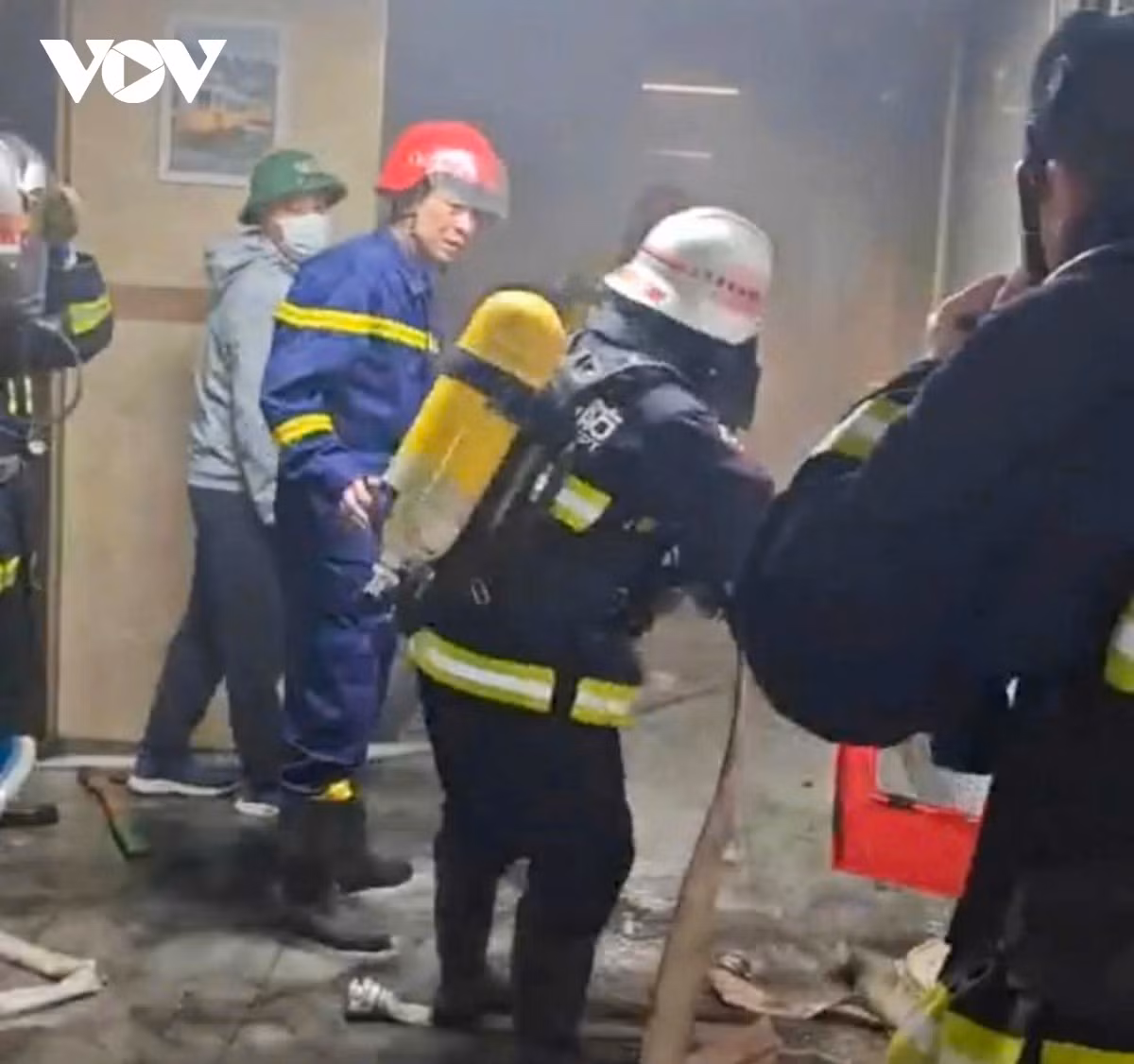 Nhận tin báo, cảnh sát PCCC&amp;CNCH quận Hoàng Mai đã huy động nhiều phương tiện nghiệp vụ cùng các cán bộ chiến sĩ tới hiện trường dập lửa. Sau khoảng 20 phút tiếp cận căn hộ, ngọn lửa được dập tắt hoàn toàn.