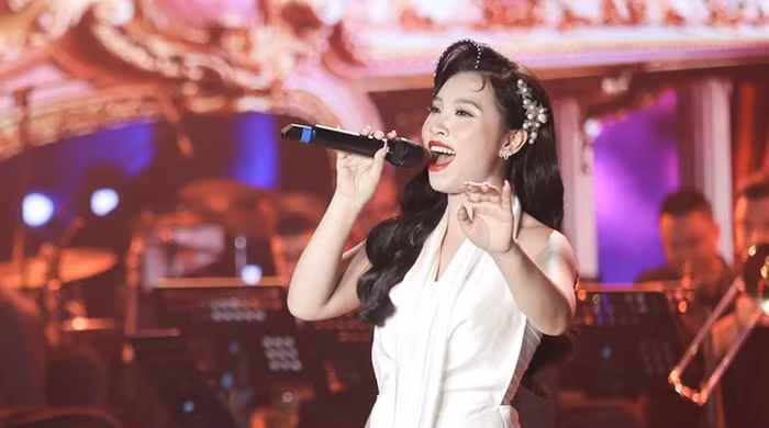 Luu Thien Huong bi nem dien thoai va loat vu to dong nghiep trong Vbiz-Hinh-4