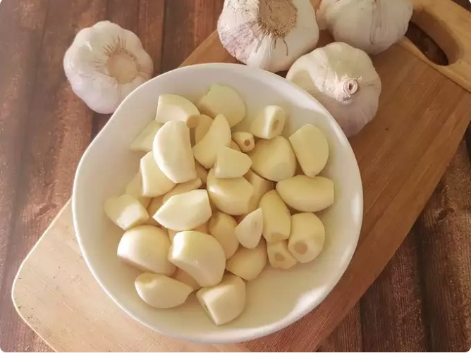  Sức khỏe tim mạch: Ăn tỏi vào mùa đông góp phần tăng cường sức khỏe tim mạch. Allicin có liên quan đến việc giảm huyết áp và mức cholesterol, giảm nguy cơ mắc các vấn đề về tim mạch. Thêm tỏi vào chế độ ăn uống mùa đông của bạn có thể hỗ trợ sức khỏe tổng thể của tim, giúp bạn có sức khỏe tốt trong những tháng lạnh hơn.