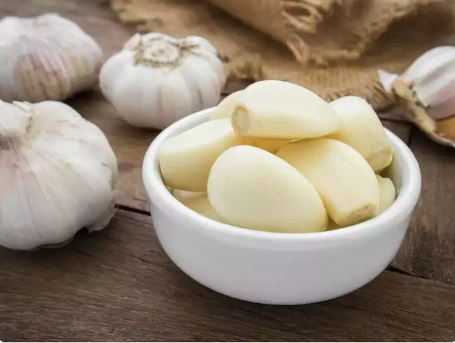 Ăn bao nhiêu tỏi là đủ? Mặc dù tỏi mang lại nhiều lợi ích cho sức khỏe nhưng điều độ chính là chìa khóa quan trọng nhất. Khi ăn quá nhiều tỏi có thể dẫn đến khó chịu về tiêu hóa, hôi miệng và trong một số trường hợp có thể gây dị ứng.