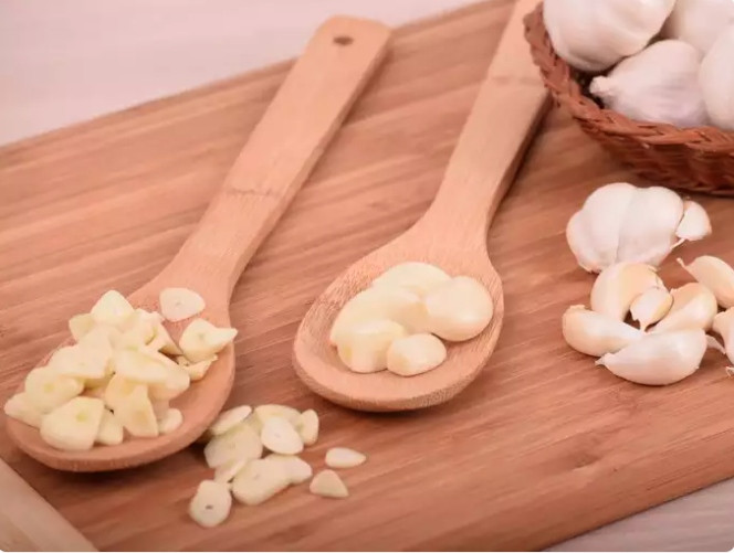  Giàu chất dinh dưỡng: Tỏi là nguồn dinh dưỡng dồi dào, chứa vitamin C và B6, mangan và selen. Những chất dinh dưỡng này đóng vai trò thiết yếu trong các chức năng cơ thể khác nhau, bao gồm hỗ trợ miễn dịch, chuyển hóa năng lượng và bảo vệ chống oxy hóa. Kết hợp tỏi vào các công thức nấu ăn mùa đông là một cách hiệu quả để bồi dưỡng cơ thể bạn bằng những chất dinh dưỡng quan trọng này.