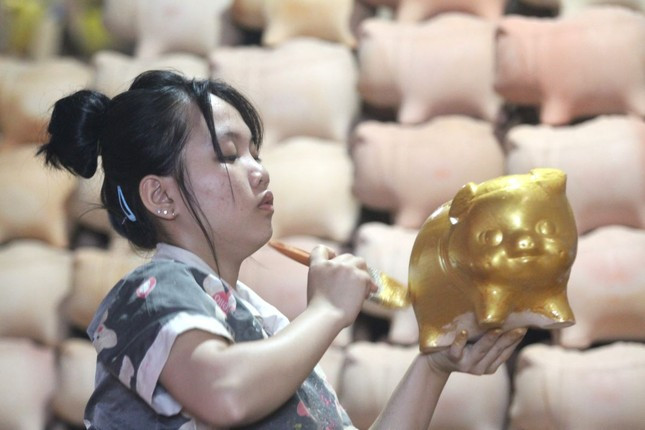 Làng nghề heo đất Lái Thiêu được duy trì qua các thế hệ trong gia đình.