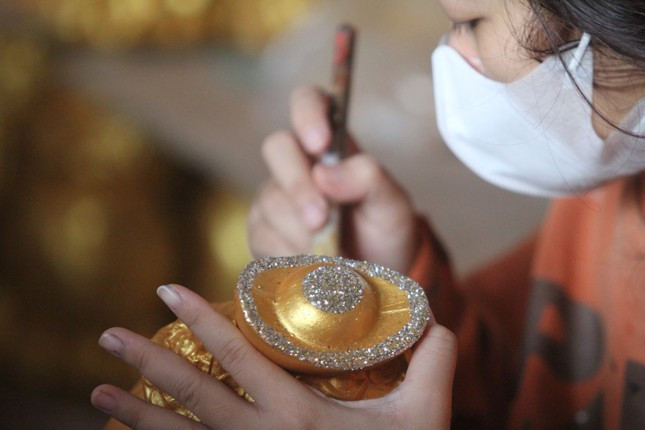 Quá trình sản xuất heo đất gồm nhiều công đoạn, với nhiều hộ gia đình tham gia. Có hộ chuyên cung cấp nguyên liệu đất sét, hộ khác lại đảm nhận việc nặn và nung heo, sau cùng là hộ làm công đoạn trang trí, hoàn thiện sản phẩm.