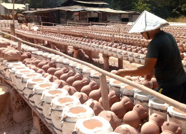 Những ngày cận Tết, các hộ dân làm heo đất rộn ràng, tất bật để cho ra những sản phẩm kịp cung ứng cho thị trường.