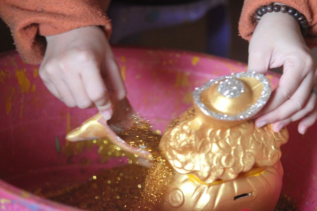 Heo đất được mạ vàng, trang điểm bằng kim tuyến.