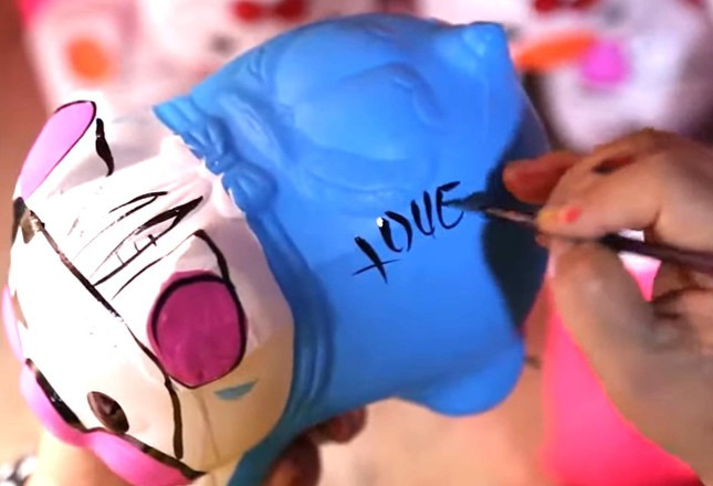 Bà Dung, chủ cơ sở heo đất tại phường Lái Thiêu, cho biết một sản phẩm thô có giá khoảng 20.000 đồng đến 25.000 đồng. Sau khi đánh bóng, làm đẹp, sản phẩm được bán với giá từ 50.000-100.000 đồng/sản phẩm tùy từng loại. Thế nhưng tiền lời không đáng là bao, vì phải trả chi phí nhân công, vận chuyển, sơn…