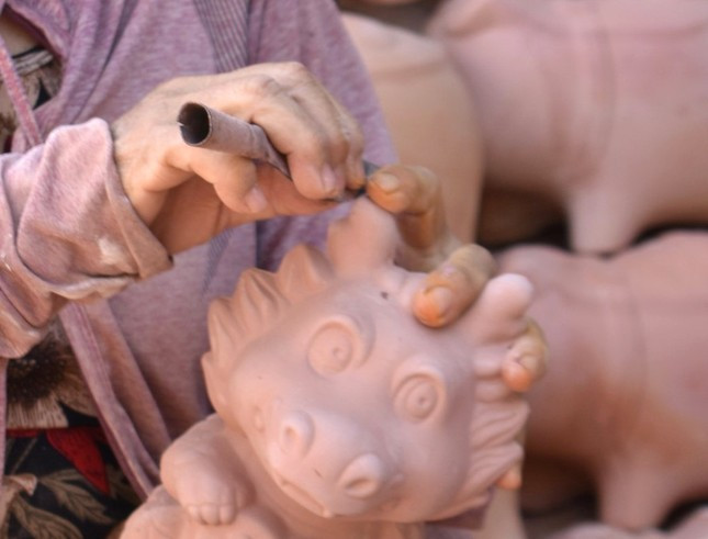 “Để tạo ra một con heo đất không khó nhưng để heo đất trở thành “thú cưng” đặt trong nhà thì không dễ nên không làm theo kiểu rập khuôn” – ông Tuấn chia sẻ.