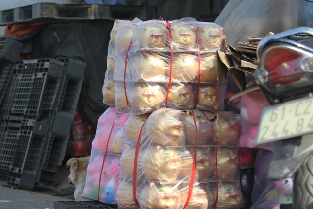 Bà Lan, một hộ dân làm nghề heo đất lâu năm tại phường Tân Phước Khánh (thành phố Tân Uyên) cho biết, năm nay sản phẩm bán khá chậm nhưng cơ sở làm heo đất của nhà bà vẫn luôn “giữ lửa” bám nghề, vừa tạo việc làm cho gia đình, vừa giữ gìn nghề truyền thống của cha ông để lại. 