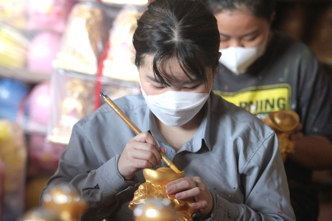 Những người thợ tô điểm cho heo đất.