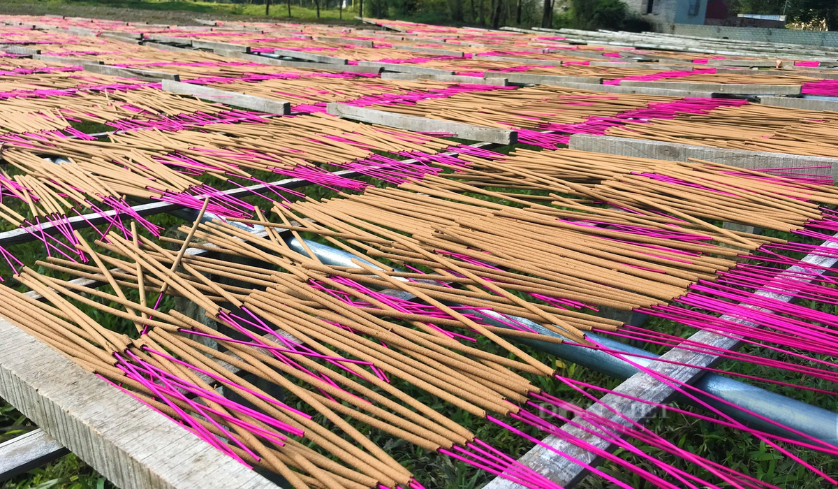 Làng nghề làm hương Tây Lân ở Nghệ An hối hả vào vụ Tết - Hình 2 Lang nghe lam huong Tay Lan o Nghe An hoi ha vao vu Tet-Hinh-2