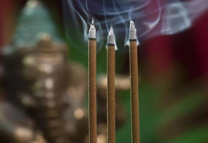 Ý nghĩa của việc thắp 3 nén hương Y nghia cua viec thap 3 nen huong