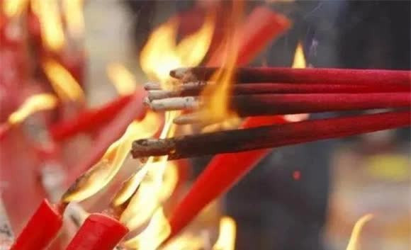 Ý nghĩa của việc thắp 3 nén hương - Hình 3 Y nghia cua viec thap 3 nen huong-Hinh-3