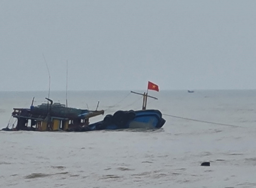 2 tau ca bi chim, 3 thuyen vien mat tich tren vung bien Quang Binh