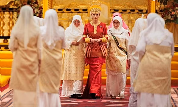 Bat ngo voi qua cuoi Hoang tu Brunei trao cho co dau