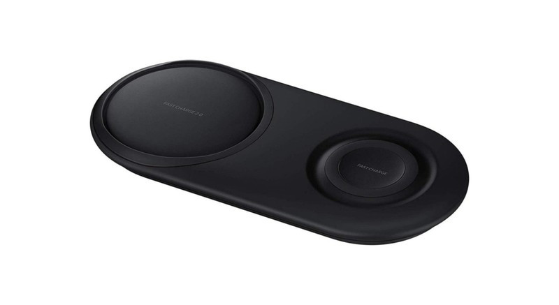 Bộ sạc Samsung Duo có tích hợp thêm quạt làm mát để có thể nạp năng lượng cho 1 chiếc điện thoại và các phụ kiện như tai nghe hoặc 2 điện thoại cùng lúc.