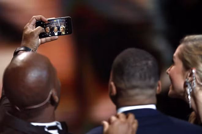 “Soi” dien thoai cac sieu sao bong da thu nhap trieu do su dung-Hinh-6