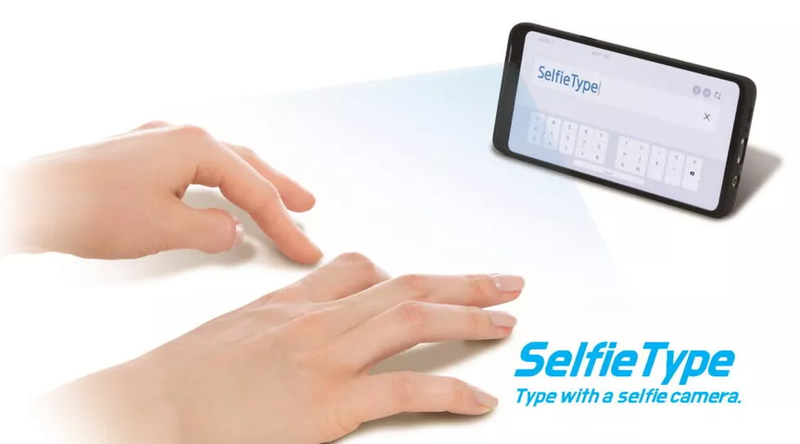 Bàn phím vô hình SelfieType của Samsung sử dụng trí tuệ nhân tạo (AI) để "nhìn" ngón tay của người dùng chạm trên bàn khi điện thoại được đặt trước.