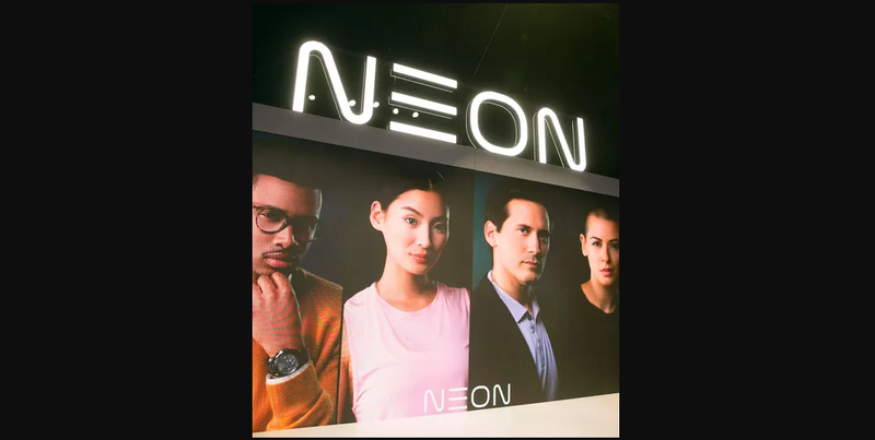 Con người nhân tạo đầu tiên trên thế giới Neon của Samsung. Neon cho biết mục tiêu của nó là để con người kỹ thuật số sẽ có thể là giáo viên, cố vấn chăm sóc sức khỏe và trợ lý… Từ đó, con người kỹ thuật số có thể tiếp tục học hỏi và thích nghi để trở thành những người bạn đồng hành độc đáo./.