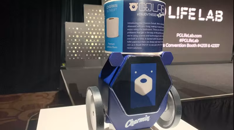  Tiện ích công nghệ lạ lùng, robot cuộn giấy vệ sinh mặt gấu Charmin có thể kết nối với smartphone để đưa giấy đến bất cứ chỗ nào bạn cần.