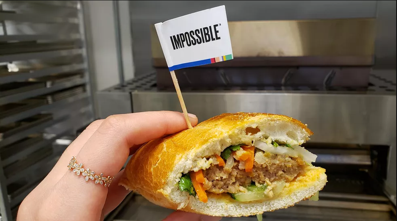 Tại triển lãm hàng điện tử tiêu dùng (CES) 2020, công ty khởi nghiệp có trụ sở tại Thung lũng Silicon ra mắt Burger Impossible đã ra mắt thịt lợn nhân tạo (Impossible Pork), sản phẩm được nuôi cấy từ thực vật có hương vị giống thịt lợn xay. Công ty sẽ ra mắt xúc xích nhân tạo (Impossible Sausage) vào cuối tháng này với sự hợp tác mới với Burger King.