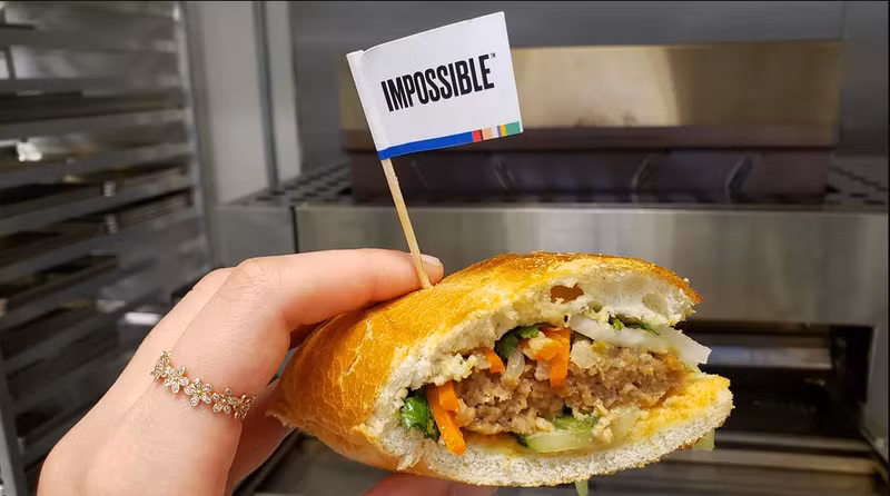 Tại triển lãm hàng điện tử tiêu dùng (CES) 2020, công ty khởi nghiệp có trụ sở tại Thung lũng Silicon ra mắt Burger Impossible đã ra mắt thịt lợn nhân tạo (Impossible Pork), sản phẩm được nuôi cấy từ thực vật có hương vị giống thịt lợn xay. Công ty sẽ ra mắt xúc xích nhân tạo (Impossible Sausage) vào cuối tháng này với sự hợp tác mới với Burger King.