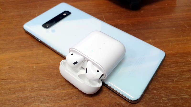 Apple AirPods 2.0 hoạt động tốt với Android và dù không có chức năng chống ồn nhưng bù lại có thiết kế cực kì bắt mắt./.